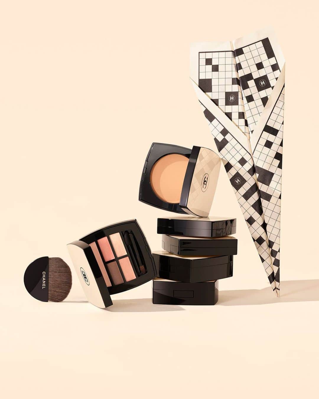 のインスタグラム：「LES BEIGES. NATURAL IS A STYLE. With LES BEIGES EYESHADOW PALETTE AND LES BEIGES NEW HEALTHY GLOW SHEER POWDER, CHANEL has created an easy to apply natural make-up routine, for spontaneous and versatile looks, from the lightest to the most intense.   #LesBeiges #CHANELMakeup #CHANELBeauty」