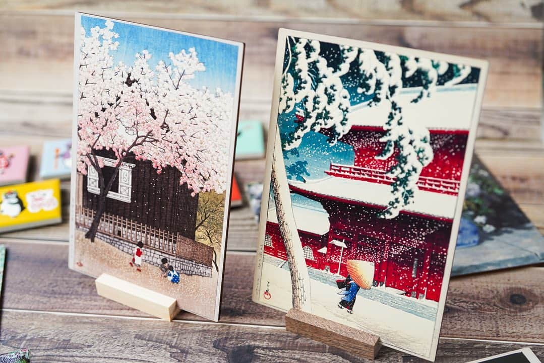 菅未里（文具ソムリエール）さんのインスタグラム写真 - (菅未里（文具ソムリエール）Instagram)「【10月1日まで】東京駅PENON POP UP SHOP第二弾！ 今回も写真でしっかり商品を見たい方のために別撮りしました！  PENONのタッチミー！シリーズは本物の絵画のような立体感が魅力。 今回はアートペンと木製ポストカード、さらにアートマグネットも揃っていました。 三種類揃う絵画は全てではありませんが、セットでギフトにしてもよさそう。  そしてお楽しみ東京駅ポップアップ限定Suicaのペンギン。 今回はアートマグネットです。数量限定なのでお早めに！ ぜひ店頭で触って凹凸を実感してくださいねー！  店舗：「PENON ART MUSEUM」ポップアップストア 場所：JR東日本 東京駅構内 地下１階 グランスタ東京 イベントスペース「シーズンセレクト」（改札内 銀の鈴エリア） 開催期間： 2023年9月19日（火）～10月1日（日） 営業時間： 平日・土曜 8:00～22:00、日曜・祝日 8:00～21:00  #stationery #文房具　#PENON #ペノン　#エシカル文房具 #PR #Suica #Suicaペンギン -------------------------」9月22日 17時30分 - kanmisato