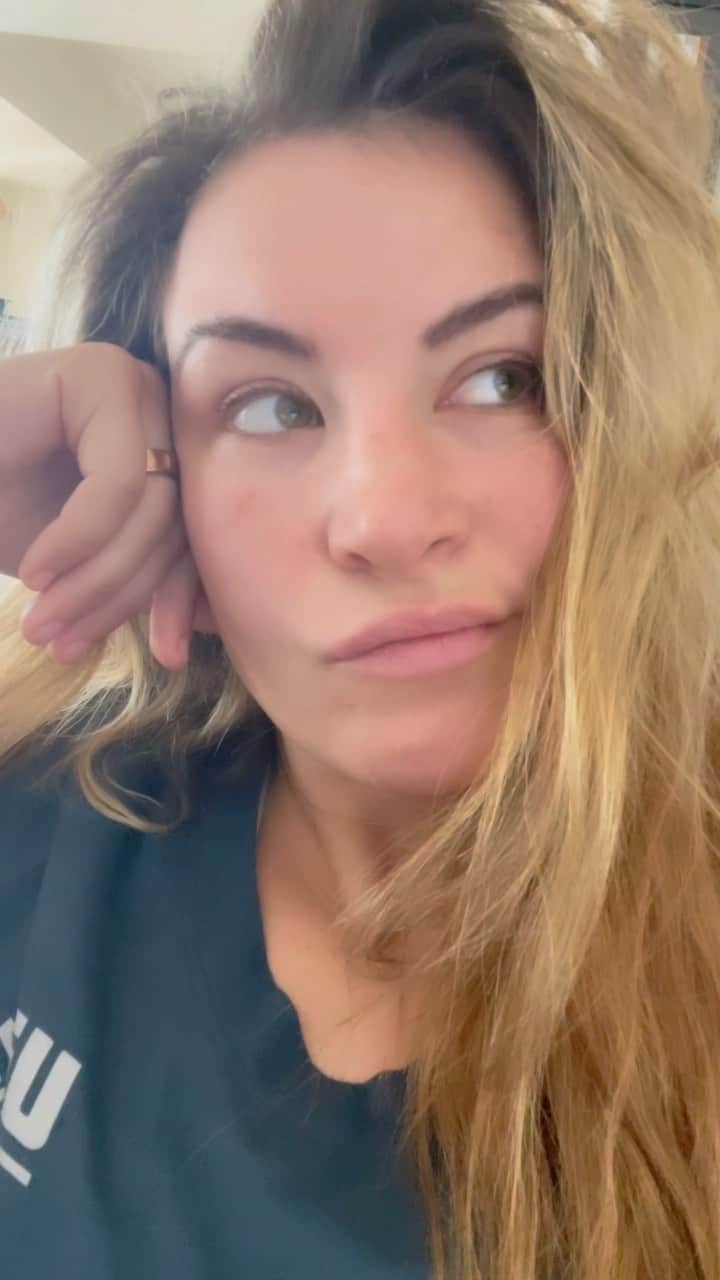 のインスタグラム：「But I’m gonna do what I gotta do, just wanted you all to know I don’t feel like it 🤪   Let’s be honest not every day do we feel like even getting outta bed, the struggle is real but we can always do more than we think we can.   Just start with one thing 😀  #HappyThursday #onething #mentalhealth #motivation #letsbereal #inallhonesty #yougotthis」