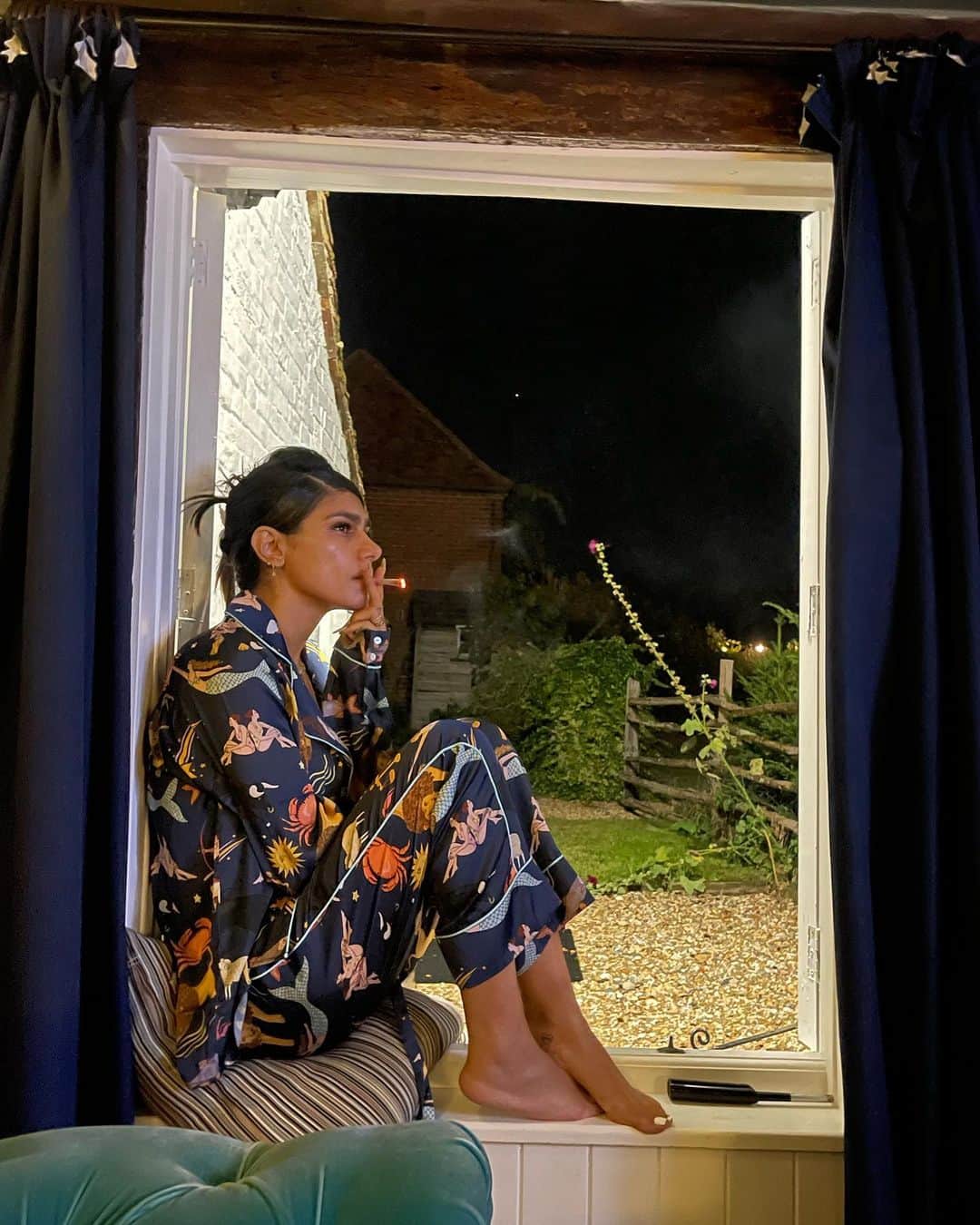 ミア・ハリファさんのインスタグラム写真 - (ミア・ハリファInstagram)「The bond between a girl, her pajamas, a fireplace in the English countryside, and the stray cat at the rental🥹🤍🌒」9月22日 0時11分 - miakhalifa