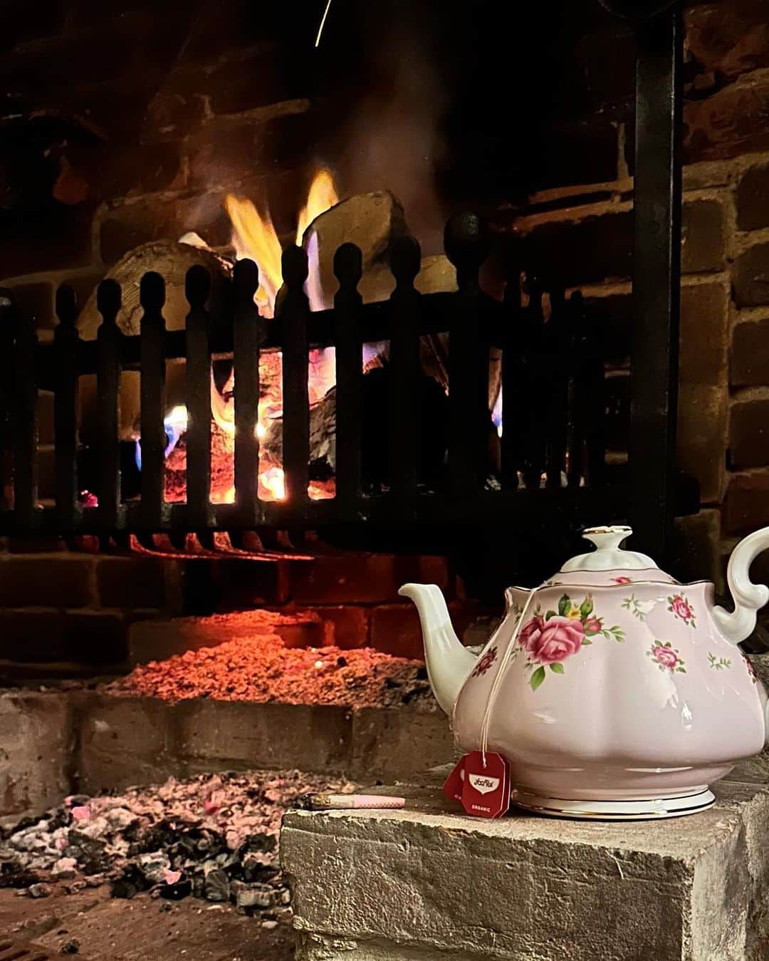 ミア・ハリファさんのインスタグラム写真 - (ミア・ハリファInstagram)「The bond between a girl, her pajamas, a fireplace in the English countryside, and the stray cat at the rental🥹🤍🌒」9月22日 0時11分 - miakhalifa