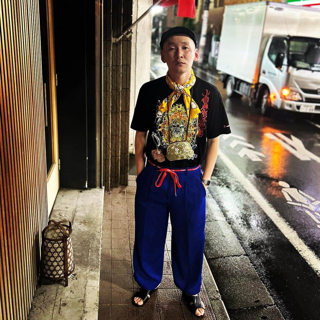 のインスタグラム：「今日の服装。 キングオブコント準決勝2日目。  ハラノムシで購入したTシャツ。 青のズボンを最高円寺の靴紐ベルト。 ALDIESの黒帽子に黒の便所サンダルに手ぬぐいと金のがま口。  キングオブコント準決勝２日間が終わりました！ お疲れさまでした！ 結果は27日に発表です！ 道で撮りました。 道ありがとう。  #今日着た服 #ファッション #古着 #キングオブコント #準決勝」