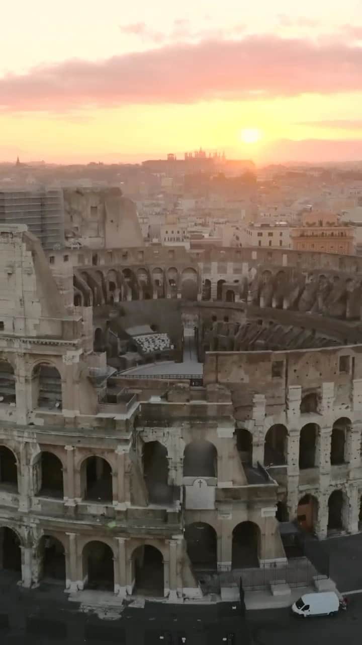 Awesome Wonderful Natureのインスタグラム：「The eternal city by @enontheroad ✨ Colosseum, Rome🇮🇹 Follow @enontheroad for more amazing videos💫」