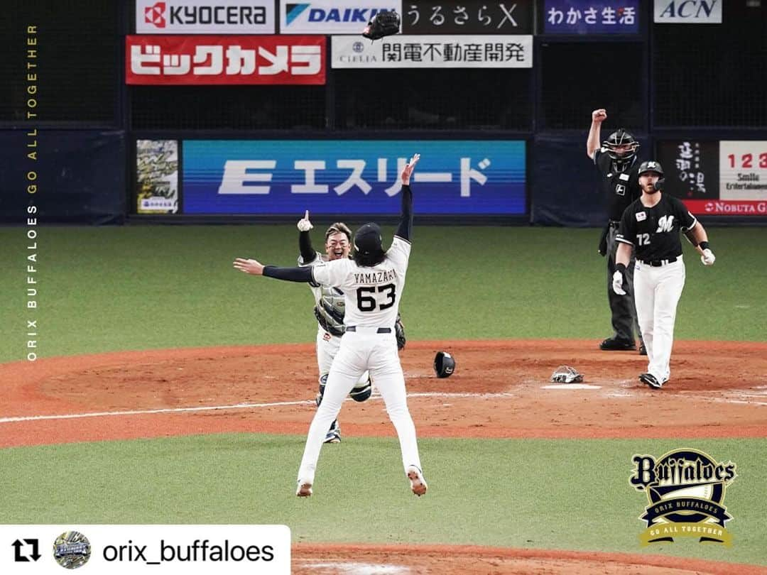 Rawlings Japanさんのインスタグラム写真 - (Rawlings JapanInstagram)「#Repost @orix_buffaloes with @use.repost ・・・ #優勝の瞬間 #感情爆発 #山崎颯一郎 #森友哉 #胴上げ投手 #グラブ投げ #安達選手がキャッチしました #全員で優勝 #全員で3連覇 #Bs2023 #buffaloes #baseball #ORIX #プロ野球 #ローリングス  #胴上げグラブ @rawlings_japan_llc」9月22日 0時17分 - rawlings_japan_llc