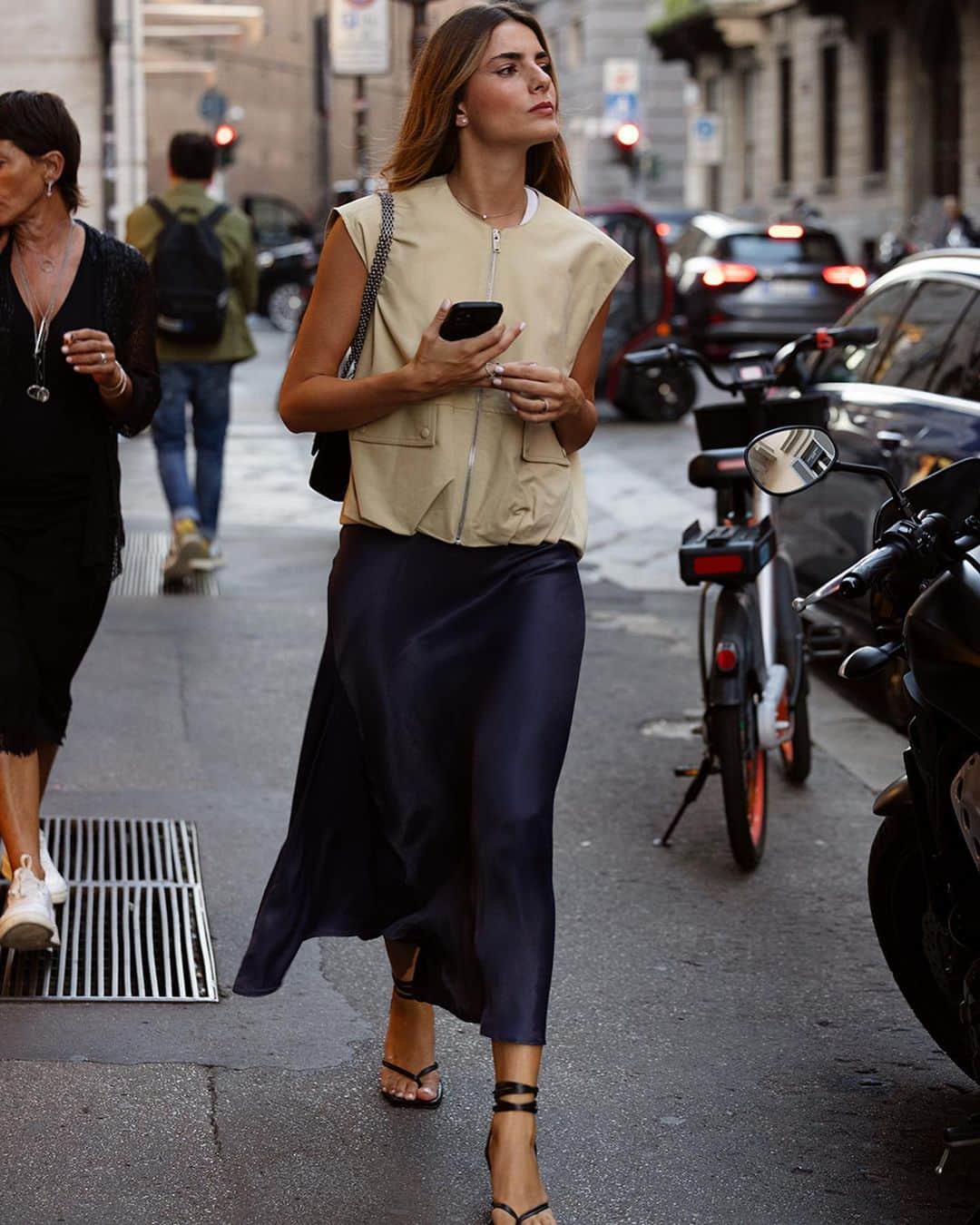 スコット・シューマンのインスタグラム：「A skirt with a bit of shimmer 🫠 Milan (of course)」
