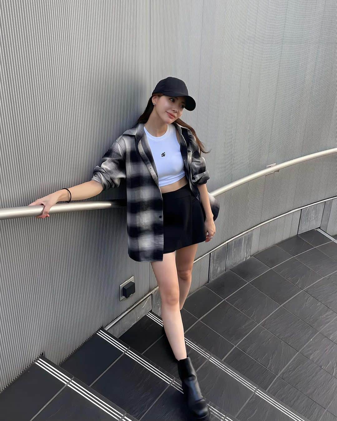 Aoiさんのインスタグラム写真 - (AoiInstagram)「少しずつ秋めいてきたので今年もユニクロのフランネルチェックシャツをゲット🍂  @uniqlo_jp  @uniqlo  @uniqlo_with   色んな柄があるのでいっつも迷うけど今回は白黒にしました🍆  #フランネルチェックシャツ #フランネルシャツ #uniqlo2023FW #ユニクロシャツアレンジ」9月22日 0時20分 - aoioa