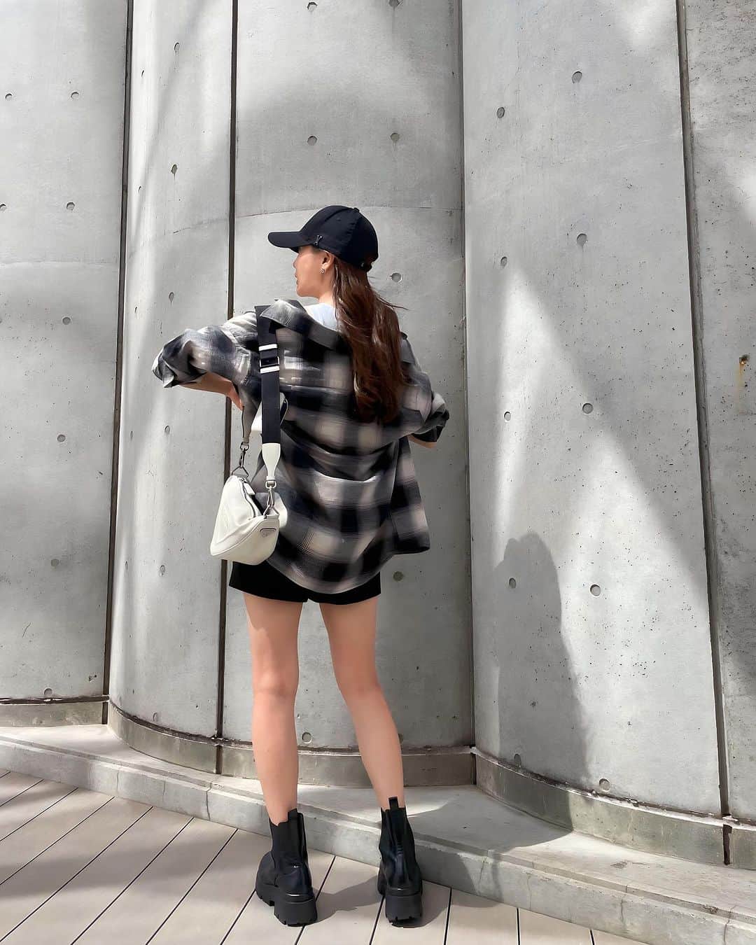 Aoiさんのインスタグラム写真 - (AoiInstagram)「少しずつ秋めいてきたので今年もユニクロのフランネルチェックシャツをゲット🍂  @uniqlo_jp  @uniqlo  @uniqlo_with   色んな柄があるのでいっつも迷うけど今回は白黒にしました🍆  #フランネルチェックシャツ #フランネルシャツ #uniqlo2023FW #ユニクロシャツアレンジ」9月22日 0時20分 - aoioa