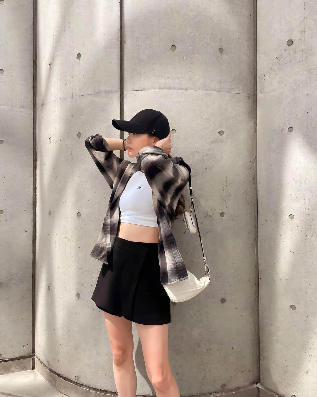 Aoiさんのインスタグラム写真 - (AoiInstagram)「少しずつ秋めいてきたので今年もユニクロのフランネルチェックシャツをゲット🍂  @uniqlo_jp  @uniqlo  @uniqlo_with   色んな柄があるのでいっつも迷うけど今回は白黒にしました🍆  #フランネルチェックシャツ #フランネルシャツ #uniqlo2023FW #ユニクロシャツアレンジ」9月22日 0時20分 - aoioa