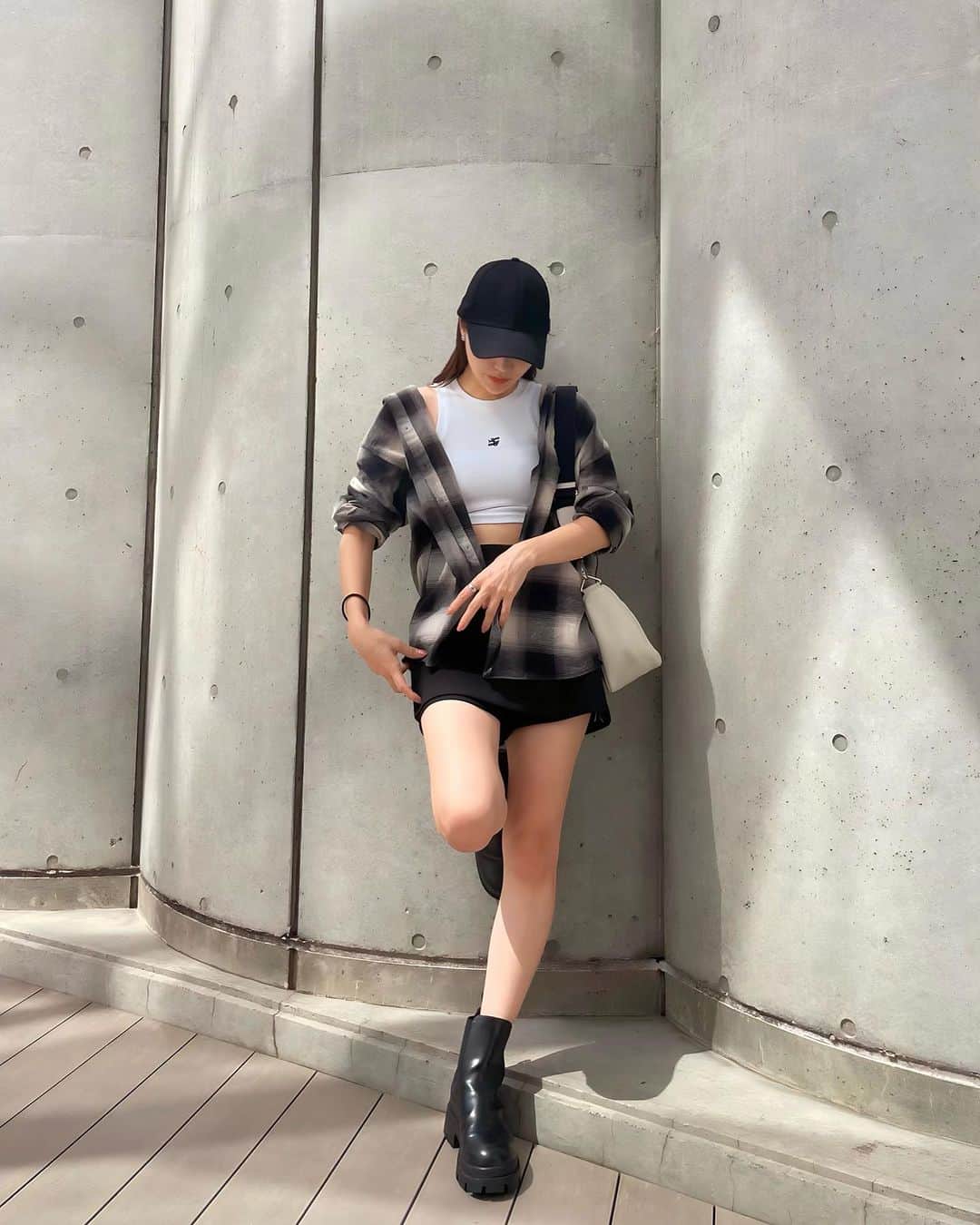 Aoiさんのインスタグラム写真 - (AoiInstagram)「少しずつ秋めいてきたので今年もユニクロのフランネルチェックシャツをゲット🍂  @uniqlo_jp  @uniqlo  @uniqlo_with   色んな柄があるのでいっつも迷うけど今回は白黒にしました🍆  #フランネルチェックシャツ #フランネルシャツ #uniqlo2023FW #ユニクロシャツアレンジ」9月22日 0時20分 - aoioa
