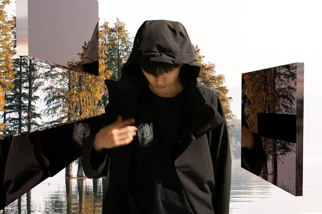 ミノトールのインスタグラム：「TECH HOOD  FUNCTION : MOISTUR PERMEABILITY STRETCH WASHABLE WATER REPELLENT WRINKLE PREVENTION  現代生活で快適な素材、パーツ、ディティールによってアップデートしたテクニカルアウター。 4方向への優れたストレッチ性と撥水・透湿・防シワ・ウォッシャブル性を持ち合わせた二重繊多機能素材。 撥水加工は自然界で分解されにくいフッ素化合物を一切使用しない CO 撥水を採用。 リサイクルポリエステルに高品質ポリウレタンを使用したこだわりの素材。 同素材アイテムとのセットアップ可能。  Technical outerwear updated with materials, parts, and details that are comfortable for modern life. A double-fiber multifunctional material that has excellent stretch in four directions, water repellency, moisture permeability, wrinkle resistance, and washability. The water repellent finish uses CO water repellent, which does not use any fluorine compounds that are difficult to decompose in nature. Made with carefully selected materials made from recycled polyester and high quality polyurethane. Can be set up with items made of the same material.  Production : Made in Japan Material : Made in Japan  #minotaur_inst #minotaurinst #minotaur #minotaur_shop #ミノトールインスト #ミノトール #23aw #techhood #機能アウター #テクニカルフード #relaxsmart #リラックススマート」