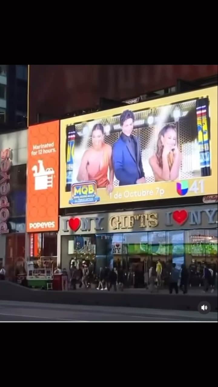 ロゼリン・サンチェスのインスタグラム：「This is pretty fantastic! Gracias @miraquienbaila 💕💕 Billboard en Times Square con mis queridos @chapulo7 & @biancapamelamarroquin   Esta temporada de MQB por @univision va a estar DE SHOW!! Simplemente  #DEMASIADOCONTOOMUCH」