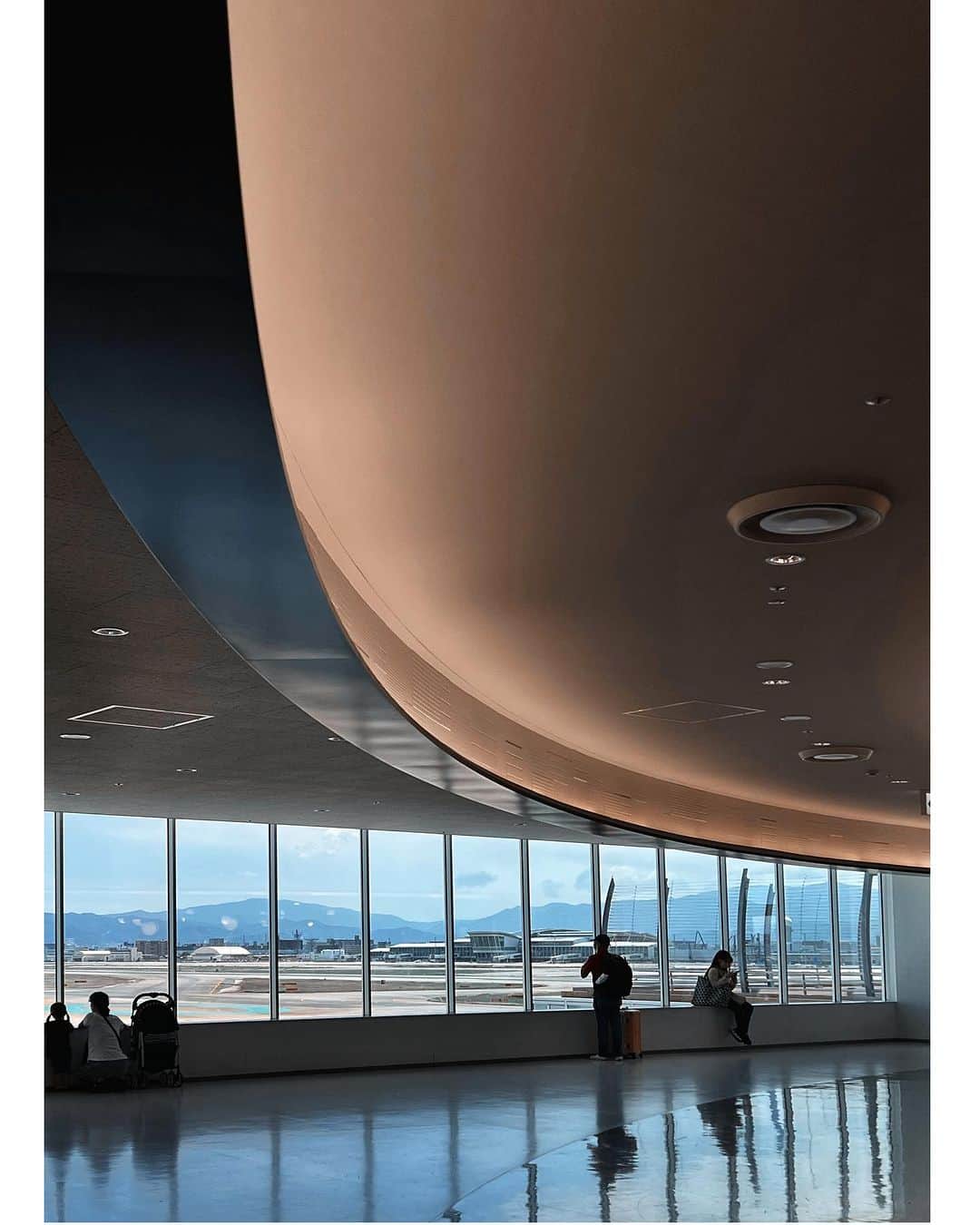 sunday_722のインスタグラム：「* * 一番好きな乗り物は 飛行機です。 どこでもドアのように ドア開けたら 機内になっていないかな * * Device: iPhone13pro APPs: Snapseed,RNIFilms * #fukuokaairport #福岡空港国内線 #福岡空港 #飛行機 #archi_features #architecture_view #architecture_minimalist #SPiCollective #ShotOniPhone #indies_gram #igresjp #reflection #instagramjapan #ig_photooftheday #gominimalmag #たいにーぴーぽー #tv_tinypeople #mobgraphyworld #worldmobilephotography #mwjp #mobiography #jj_mobilephotography #mobgraphyworld #ig_photooftheday #tv_pointofview」