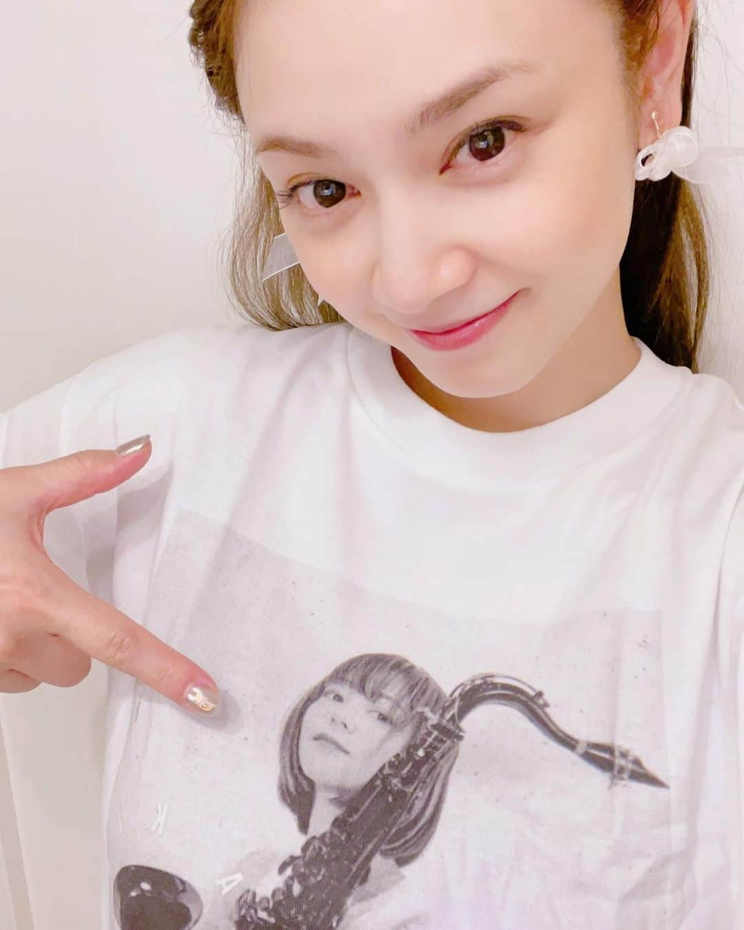 平愛梨のインスタグラム：「欲しかったTシャツ♡  私が14歳の時に出逢ったAKINAさん✨  お顔も背も小さいのにとってもパワフルで自分がもってるエネルギーを堂々と表現する姿が印象的だった。  10代で見た姿を知ってるからAKINAさんに会うと毎日通ってたレッスンの頃を思い出す。  もう25年⁉️🫢  あっという間すぎてすごい‼︎ #AKINA#1つ違いだけど#私の先輩#ほんとに面白い人#いつもパワフル#Tシャツ#嬉しい」