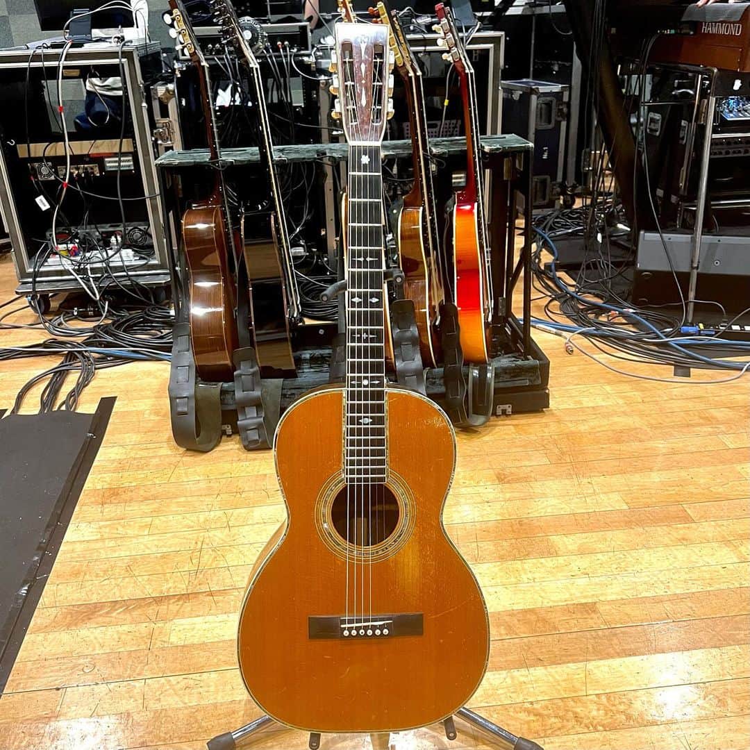 坂崎幸之助さんのインスタグラム写真 - (坂崎幸之助Instagram)「先日BUZZ NEXTでご一緒させて頂いた、先輩の小林啓子さんから凄いギターを譲って頂きました🤩 若かりし頃の加藤和彦さんが、後の奥様になられるミカさんにプレゼントされたと言う、MASTERの00-45モデル😳 僕が持っていた方がギターも喜ぶ、と言うお言葉と共に、この歴史的なギターを、です😂 時代ははっきりしませんが、おそらくお2人がご結婚される前、ミカバンドが出来る前だと思うので1970年前後だと思われます😌 　 明日のケイトラで音をお聞かせ致しますね☺️ どうぞお楽しみに✌️  #MASTER #カワセ楽器 #0045 #小林啓子 #加藤和彦 #ミカ #ハカランダ #大感激 #感謝 #巡り合わせ #縁 #まさか #お宝 #貴重 #断捨離 #少しずつ😓 #iPhone13Pro #明日 #Ksトランスミッション #ケイトラで🤓」9月22日 0時38分 - kohnosukesakazaki