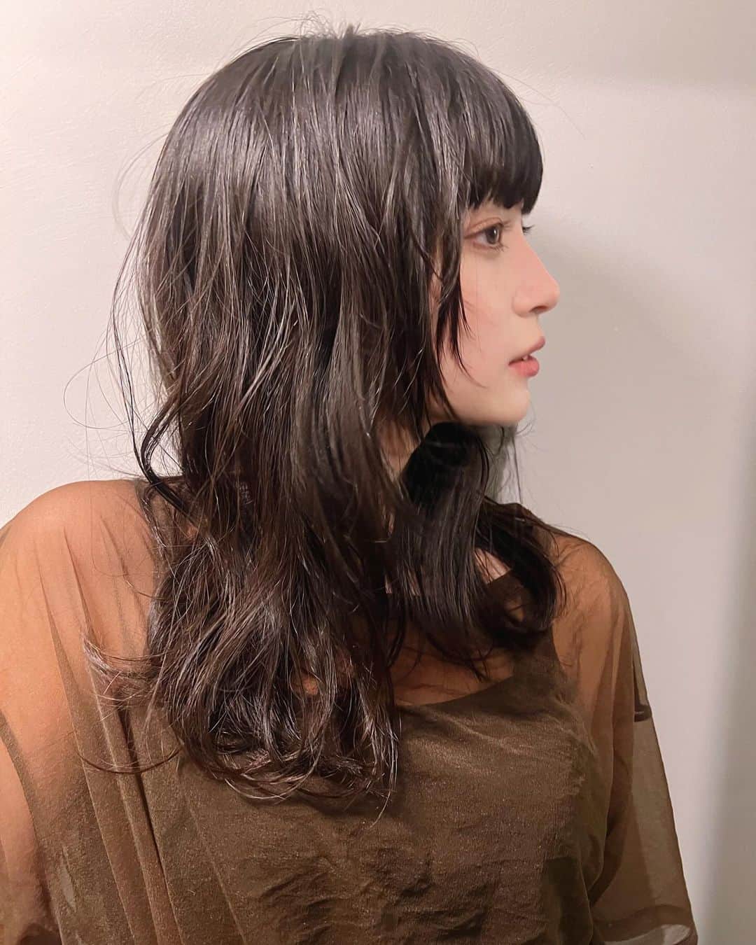 Macoto Tanaka 田中真琴のインスタグラム：「さいきんのはなし たまにはきちんと、巻いてメイクしてみたりしたくなるよね。 ここまで髪が長いのも10年ぶりくらいで、歳を重ねて大人っぽくなったからこそ似合う雰囲気とかもあったりして、新しい自分の発見って本当に楽しいなと改めて感じました🫶🏻 これからも自分の知らない自分を見つけたいし、皆様に見てもらいたいです☺️ この日はとある夜の予定に合わせて、髪の毛ゆるっとスタイリングしてもらいました〜！ さすが、だいきさん　@daikiokinaga さすがです〜！ 似合うメイクも教えてもらって美意識あがりました♡ @edie.hair はカットとかじゃなくても、スタッフさんも空間もホッとする好きな場所で行きたくなります🏠 なんか盛れた日でした😗」