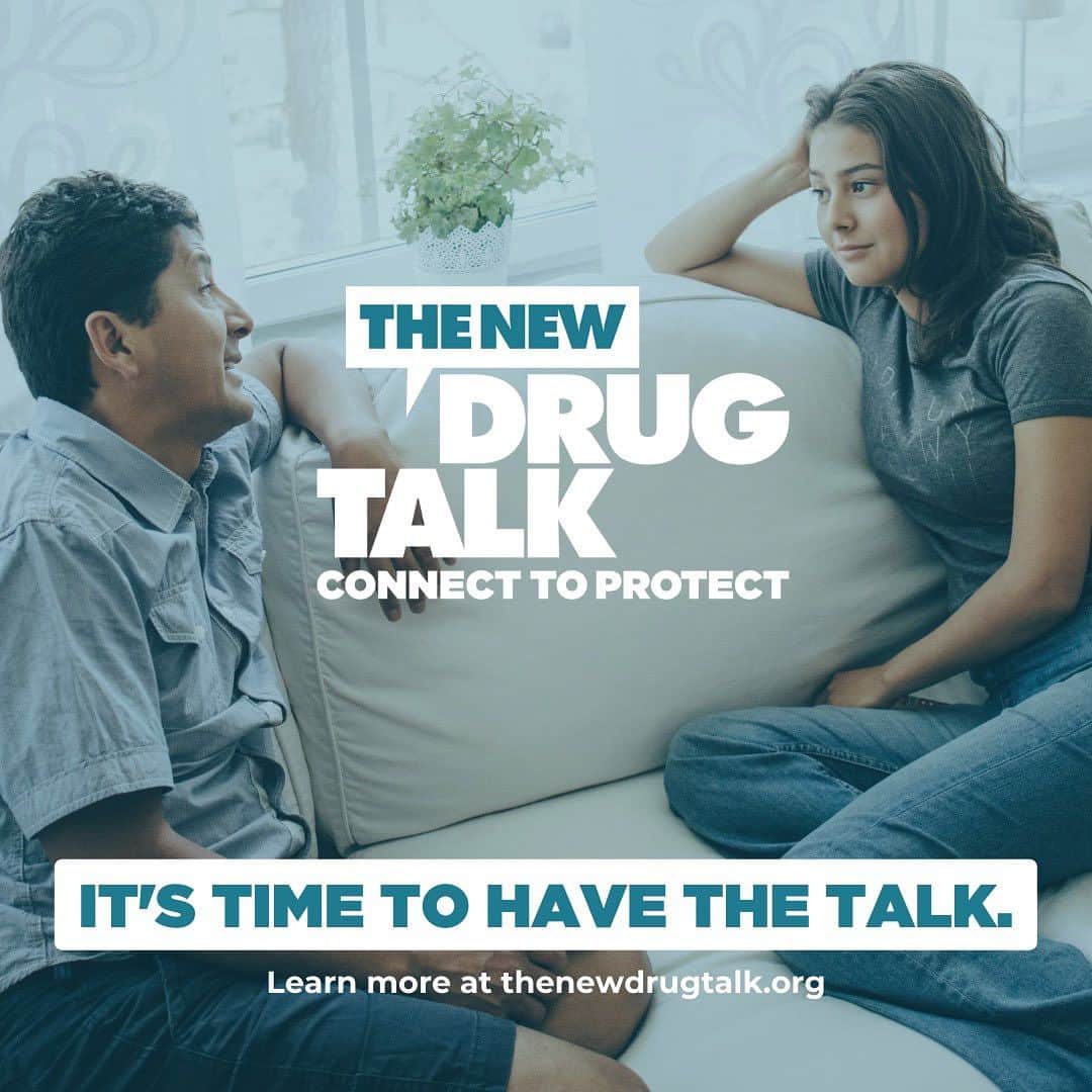 ジョディ・スウィーティンのインスタグラム：「Our kids face a drug landscape that is more dangerous than ever, as potent chemicals like fentanyl are used to make counterfeit pills and other drugs that young people can find online, on campus or on the block. At a time when many are struggling with stress and anxiety, self-medication and experimentation can result in tragedy, even the first, second or third time. To help them stay safe, parents and caregivers need to talk to our kids about drug use and mental wellness in new ways. This can be an uncomfortable topic, but it is one we can no longer avoid. It’s time to have The New Drug Talk, and now there is a place to go for tools and advice on how to get started. “The New Drug Talk: Connect to Protect” is an online resource hub developed by the nonprofit @song4charlie, in partnership with the California Department of Healthcare Services, that is packed with videos, talking points, and supportive tips to help parents and caregivers get comfortable connecting with their kids and discussing these critical issues. Learn more at thenewdrugtalk.com #ConnectToProtect #TheNewDrugTalk #JustSayKnow #SongforCharlie」