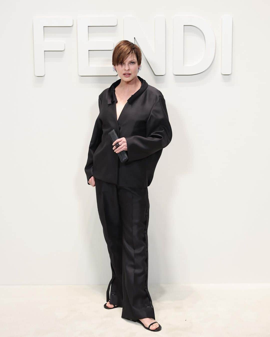 リンダ・エヴァンジェリスタさんのインスタグラム写真 - (リンダ・エヴァンジェリスタInstagram)「Bravo Kim Jones on your breathtaking show. Thank you to the entire Fendi team for taking care of me and for the warmest of welcomes back to Milano ♥️♥️♥️  @mrkimjones  @fendi  @silviaventurinifendi  @delfinadelettrez   #FendiSS24」9月22日 0時34分 - lindaevangelista