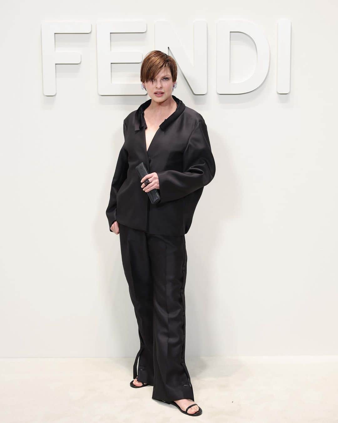 リンダ・エヴァンジェリスタのインスタグラム：「Bravo Kim Jones on your breathtaking show. Thank you to the entire Fendi team for taking care of me and for the warmest of welcomes back to Milano ♥️♥️♥️  @mrkimjones  @fendi  @silviaventurinifendi  @delfinadelettrez   #FendiSS24」