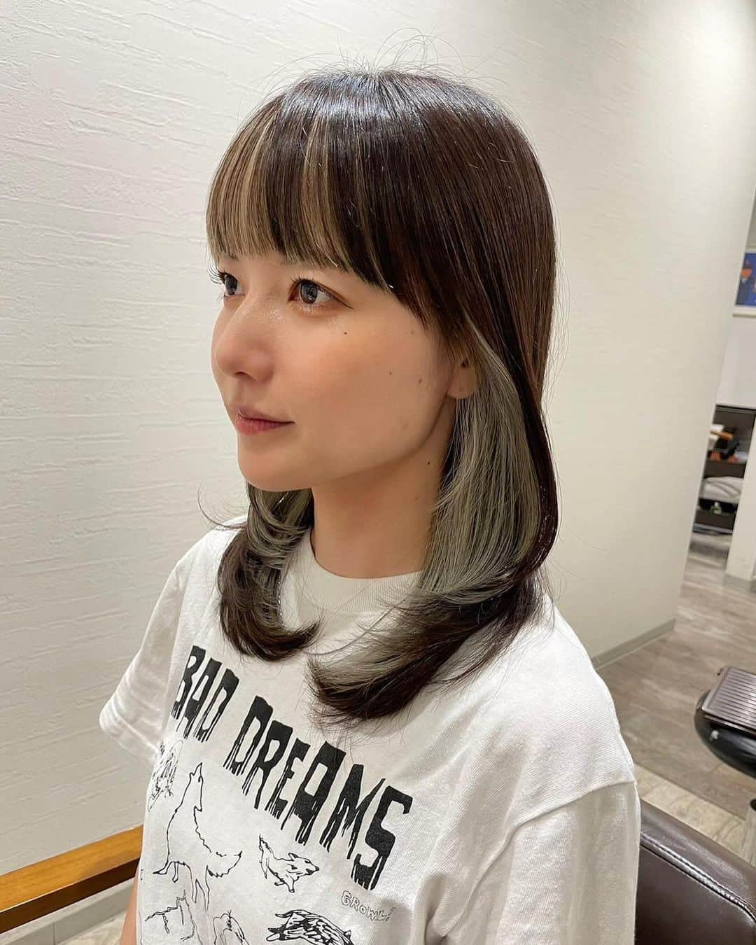 樺澤まどかのインスタグラム：「💇‍♀️  オーストラリアに行く前に 一旦最後の美容室  染めた〜  久々に暗めだけど 前髪の内側とイヤリングカラーは ミルクティー系のハイトーン🐨🫶  いつも可愛くしていただき ありがとうございます🫶  お世話になっている 恵比寿Sac.の栃木さん🫶 @yt1214_sac   今まで仕事の話もプライベートの話も 全部聞いてくれてありがとうございました🙇‍♂️🙇‍♂️  皆さんも栃木さんにお願いして 同じ髪型にしてみてね🔥  Tシャツはthe pillowsのライブT🔥  #樺澤まどか  #ウルフカット#レイヤーカット#ワイドバング#インナーカラー#イヤリングカラー#白t#白tコーデ#summer#summerfashion」