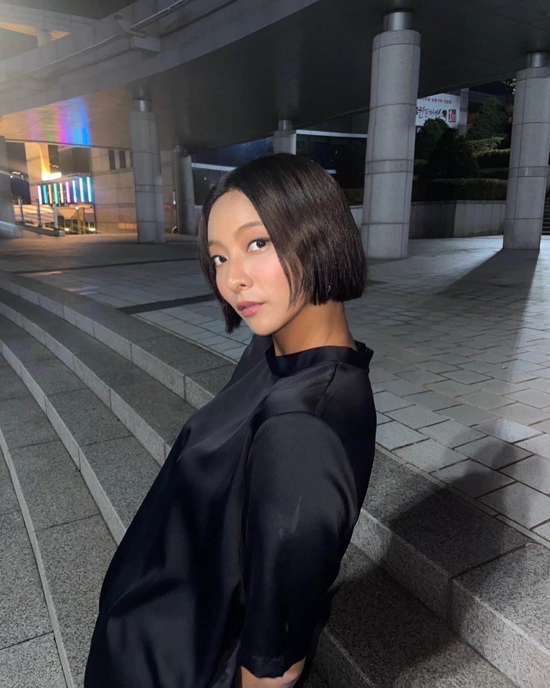 のインスタグラム：「‘New Waves’ 새로운 합창 물결  안산시립합창단 제72회 정기연주회.   지휘자 JIHOON PARK   가장 기억에 남는 곡은 너무너무 많지만….고르자면 백제시대 가요인 ‘정읍사’를 무반주 합창으로 재해석한 이서연작곡가님의 ‘어긔야’  현대어 해석을 고집하지 않고, 원문 그대로를 사용하셨으며 가삿말 속 여인의 남편을 향한 끝없는 기다림을 애처롭게 잘 살린 “어긔야 어강됴리 아으 다롱디리” 란 구절의 멜로디가 충격적으로 좋았는데 참 마음 깊은 울림을 주었다.  다시 듣고 싶은 명곡💿💿  사랑하는 우리언니의 무대를 보고 울컥하는 순간이 정말 많았지만 꾹참고 끝까지 봤네요, 오늘도 빛났어 내 반쪽 @qwerwls95 ✨」