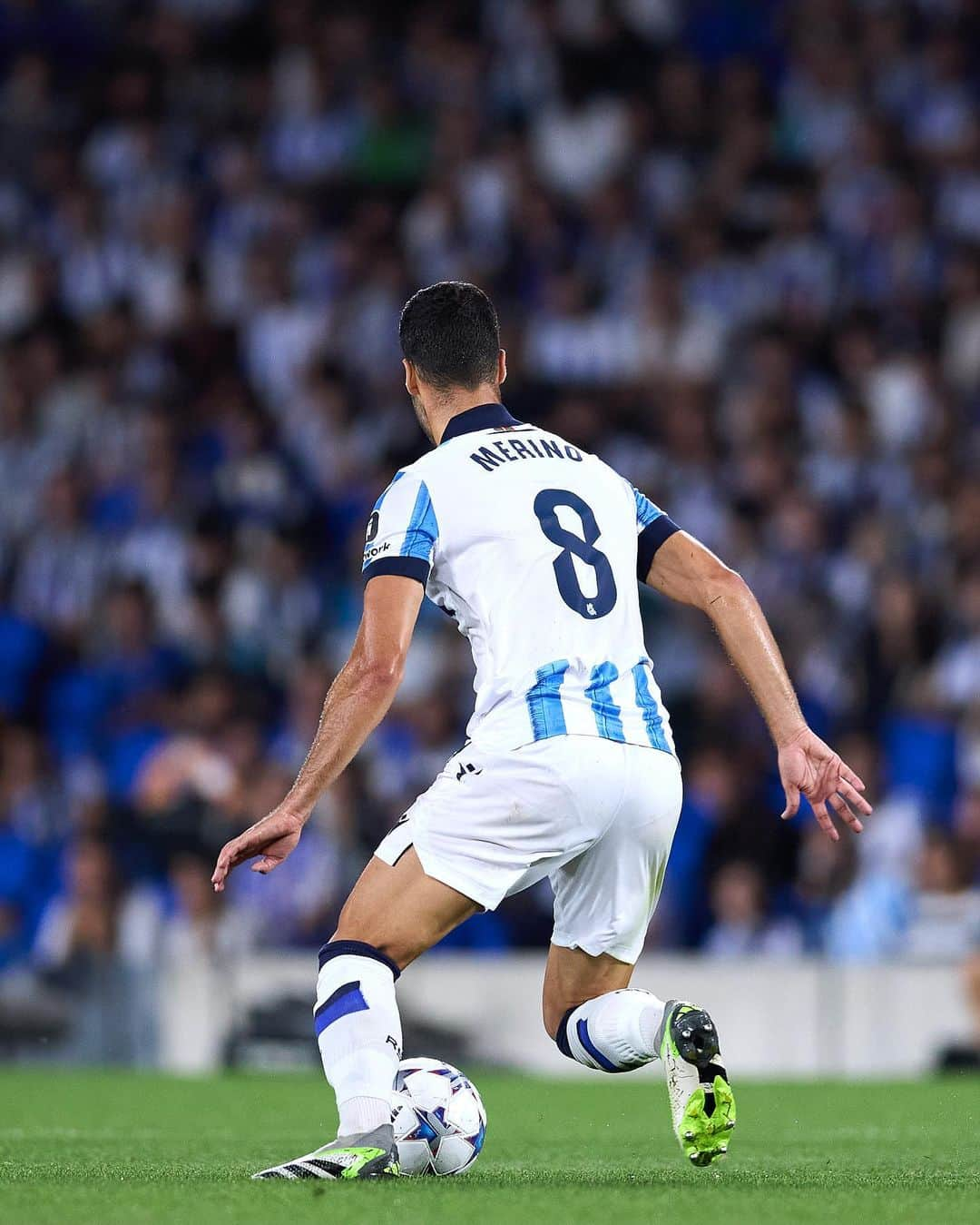 ミケル・メリノさんのインスタグラム写真 - (ミケル・メリノInstagram)「Primer partido en @championsleague ❤️. Cumpliendo sueños y objetivos paso a paso.  Impresionante ambiente y el equipo demostrando que puede competir contra los mejores. Siempre pensando en mejorar y en nada tenemos otra prueba. Vamos!! ⚪️🔵」9月22日 0時43分 - mikelmerino