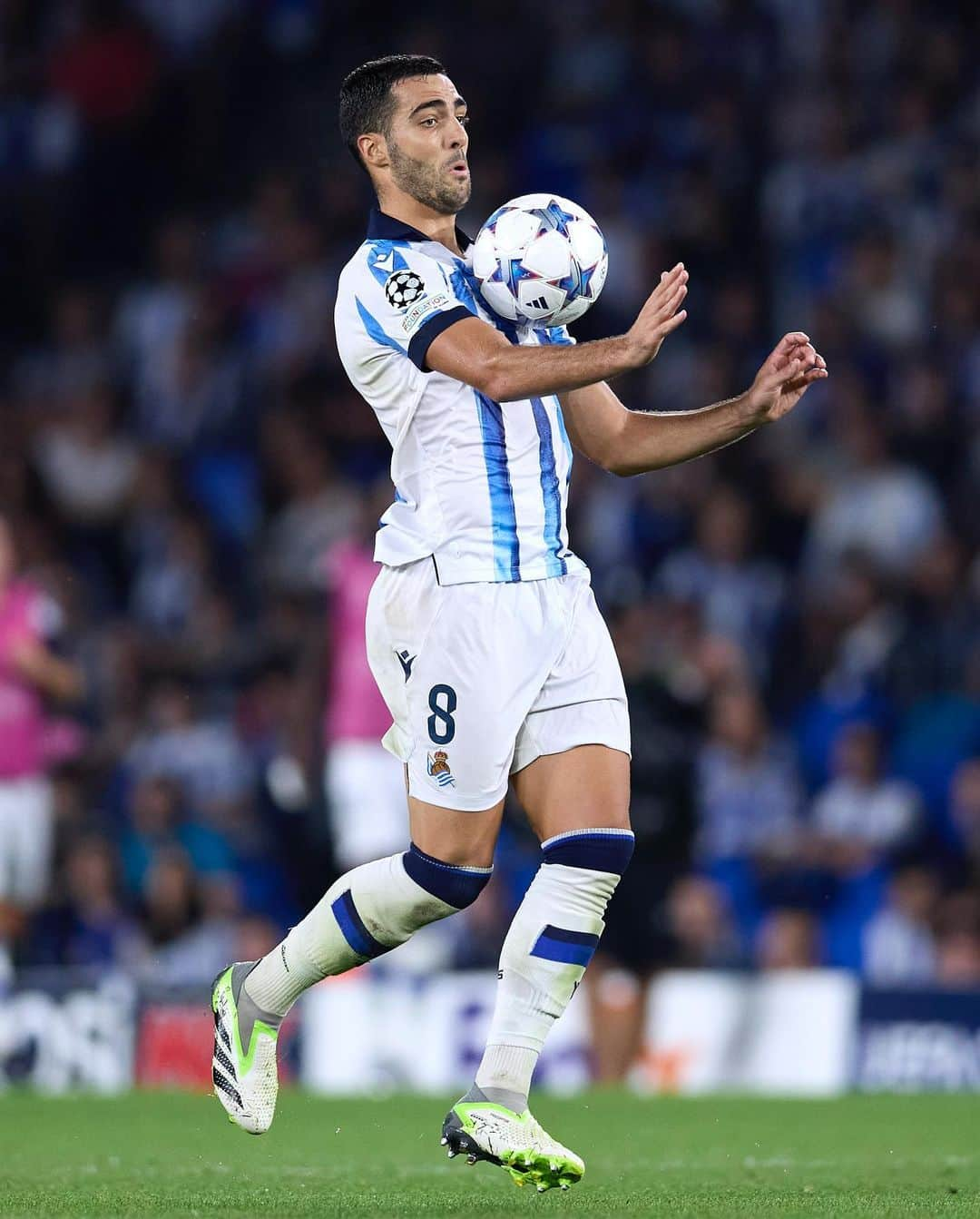 ミケル・メリノさんのインスタグラム写真 - (ミケル・メリノInstagram)「Primer partido en @championsleague ❤️. Cumpliendo sueños y objetivos paso a paso.  Impresionante ambiente y el equipo demostrando que puede competir contra los mejores. Siempre pensando en mejorar y en nada tenemos otra prueba. Vamos!! ⚪️🔵」9月22日 0時43分 - mikelmerino