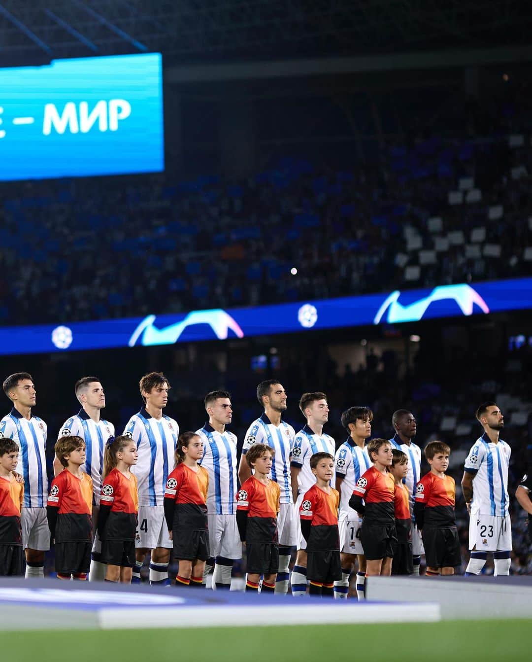 ミケル・メリノのインスタグラム：「Primer partido en @championsleague ❤️. Cumpliendo sueños y objetivos paso a paso.  Impresionante ambiente y el equipo demostrando que puede competir contra los mejores. Siempre pensando en mejorar y en nada tenemos otra prueba. Vamos!! ⚪️🔵」