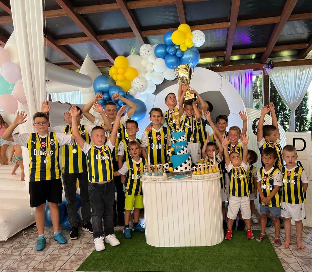 エディン・ジェコのインスタグラム：「Dani’s Fenerbahçe birthday party 😍」