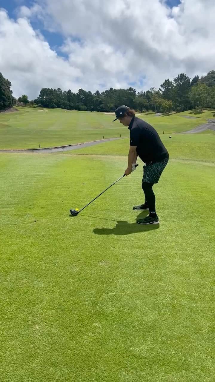しゅうぺいのインスタグラム：「8月の早朝スルー⛳️  シュ:行きます！ 別府:ミッキーマウス？  いつもこんな感じでプレイしてます🤣 エンジョイゴルフ最高ー🌈 シュウペイとゴルフ🏌️‍♂️ 私服買うよりゴルフウェアが欲しい👕 ゴルフ仲間募集中✨  撮影者 エイトブリッジ別府ちゃん  #golf #SRIXON #TaylorMade #DESCENTE #Gorurun #NIKE #adidas #夏のFree&Easy #ティーショット #別府ともひこ #ゆーびーむ」