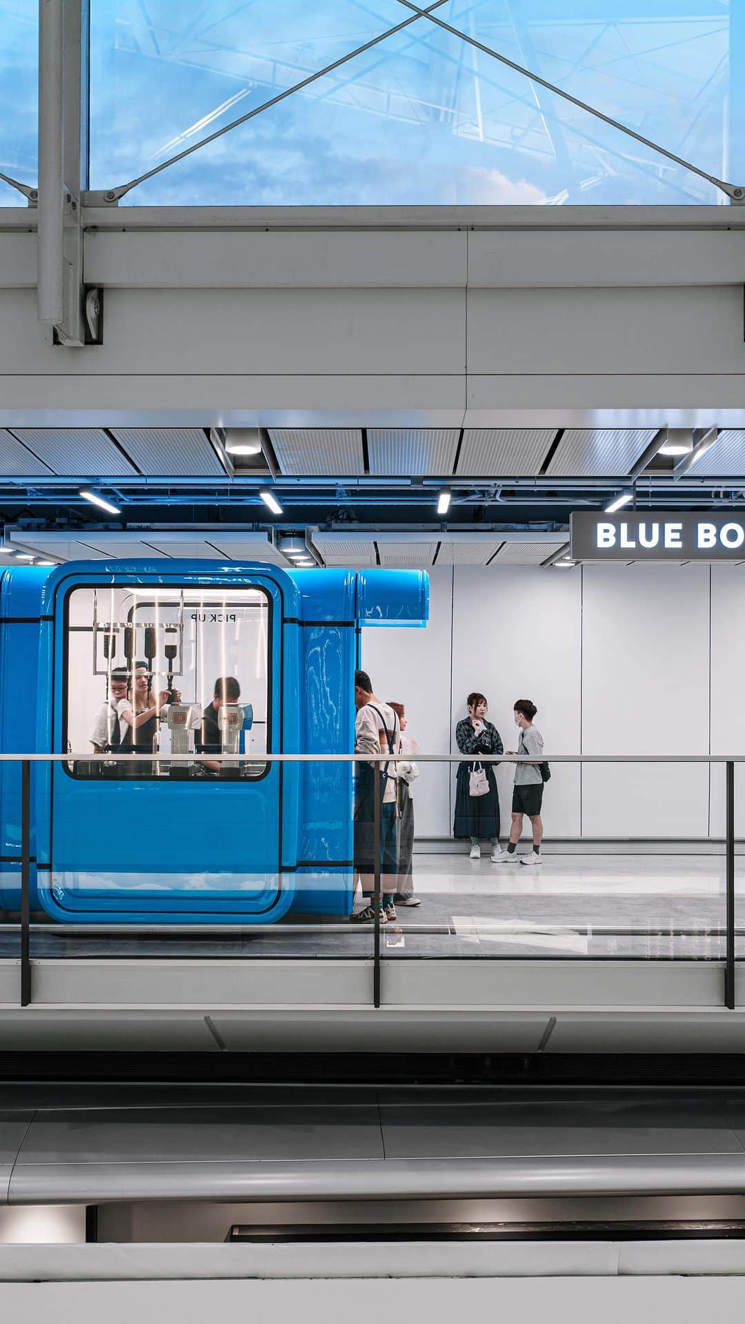Blue Bottle Coffeeのインスタグラム：「Experience Blue Bottle Coffee in a brand-new way with our first ever kiosk popup at the Hong Kong International Airport. Enjoy beverages to-go and an exclusive menu of snacks and pastries for a moment of delicious tranquility and Blue Bottle quality before your flight.  Be sure to look for us in the departure hall adjacent to the Sky Garden. With more convenient popup locations in the works, we look forward to meeting you wherever your travels take you.」