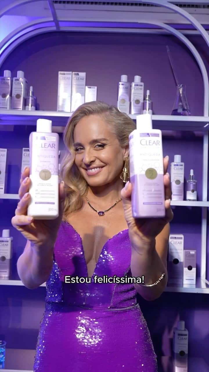 アンジェリカのインスタグラム：「O lançamento da linha Clear Derma Solutions Antiqueda foi um verdadeiro show de tecnologia e beleza! 💫❤️ Estou empolgada em compartilhar essa novidade do mundo dermocosmético com vocês. Juntos, vamos desvendar os segredos para um couro cabeludo saudável! 💁‍♀️ #ClearAntiqueda」