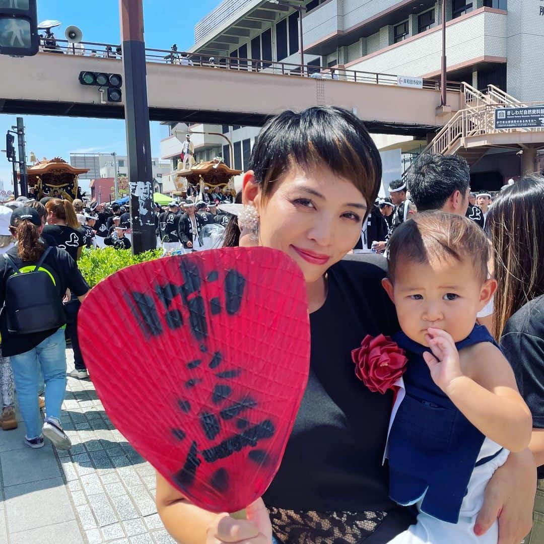 川崎亜沙美さんのインスタグラム写真 - (川崎亜沙美Instagram)「2023.9.3  岸和田市の９月祭礼  第1回目の、だんじり試験曳きの日  岸和田市制100年 岸和田祭特別曳行が実施。  私は式典へ来賓として出席。  祭りに ドレスにヒール  ぃや　着た事ないわ！笑  でも 光栄なことです。  そして 来賓には、コシノヒロコさんも居てはって、朝ドラさせてもらった時、新山千春さんが演じた、優子姉ちゃん 私は、コシノジュンコさん、直子、を思い出しました。😊  娘を同行❤️  半パッチになったわ！  式典終わりで  通常曳行！ 第1回目の試験曳きがいよいよstart！  2023.４月に前十字靭帯断裂して、 ５月末に手術。  式典にピンヒールを履いた脚は  なんだか 調子が　よかった。  まつり　やのに 太鼓なりまくってるのに  Doctorストップ。  Doctorストップ？　⁇  暑さで頭もやられます。  ドんターすとっぷ  　　Don't  stop！！  YES‼️ Don't  stop！！  ヒール👠　さよなら！？  つづく  #岸和田 #だんじり #岸和田市政100周年  #コシノヒロコ　さん  #川崎亜沙美 #俳優 #歌手 #シンガーソングライター  #祭りLOVE #だんじり  #前十字靭帯断裂」9月22日 0時54分 - asami__kawasaki