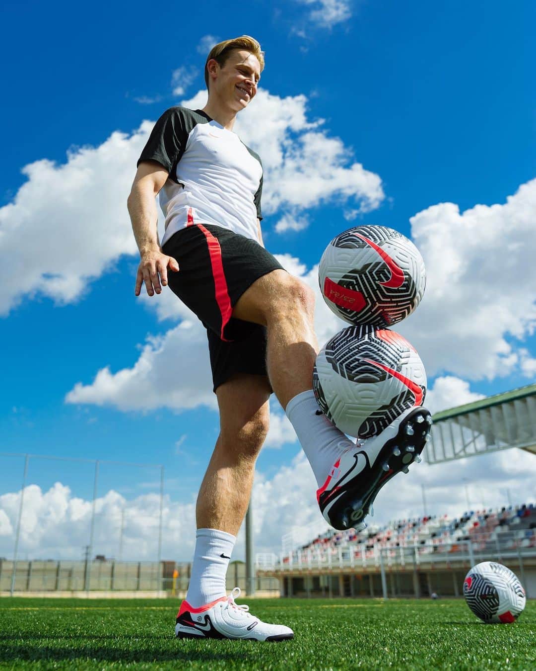 フレンキー・デ・ヨングのインスタグラム：「Timeless Touch 🤌  Whether repping club or country @frenkiedejong in the @nikefooball Tiempo 10 is a combo that is Mad Ready with match changing finesse.  #NikeFootball #TeamNike  📸: @11teamsports」