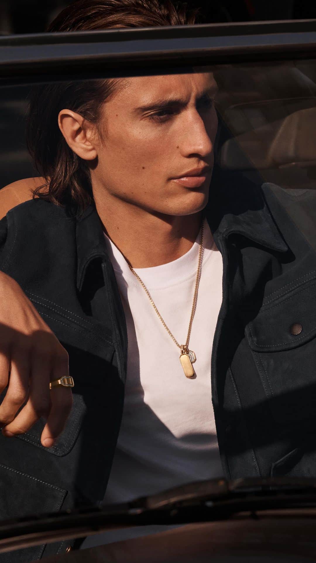 のインスタグラム：「@jamescturlington road tests our Streamline collection. Its clean lines are engineered with precision and finished with subtle diamond and Cable details.   #DavidYurman #DYStreamline」