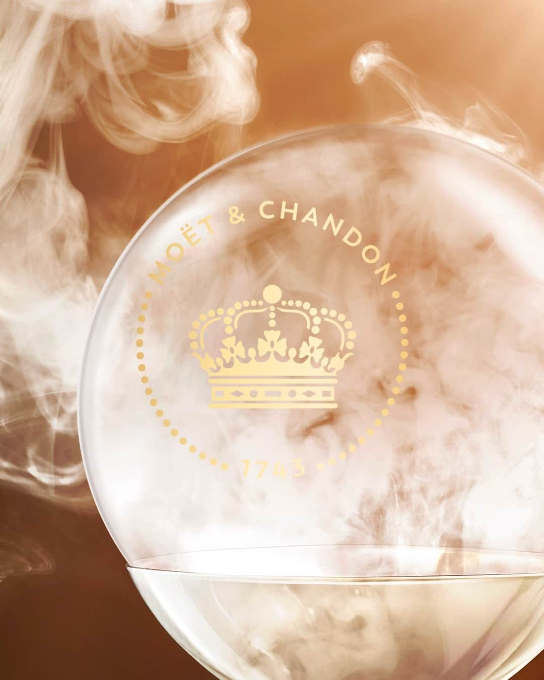Moët & Chandon Officialさんのインスタグラム写真 - (Moët & Chandon OfficialInstagram)「The textures of A Tale of Light. Indulge in the long and full-bodied palate of Grand Vintage Collection 2006 with its well-developed ripeness, and dry, toasted and smoky notes that give way to fruit on aeration. ⁣ ⁣ #GrandVintage #MoetChandon⁣ ⁣ This material is not intended to be viewed by persons under the legal alcohol drinking age or in countries with restrictions on advertising on alcoholic beverages. ENJOY MOËT RESPONSIBLY.」9月22日 1時00分 - moetchandon