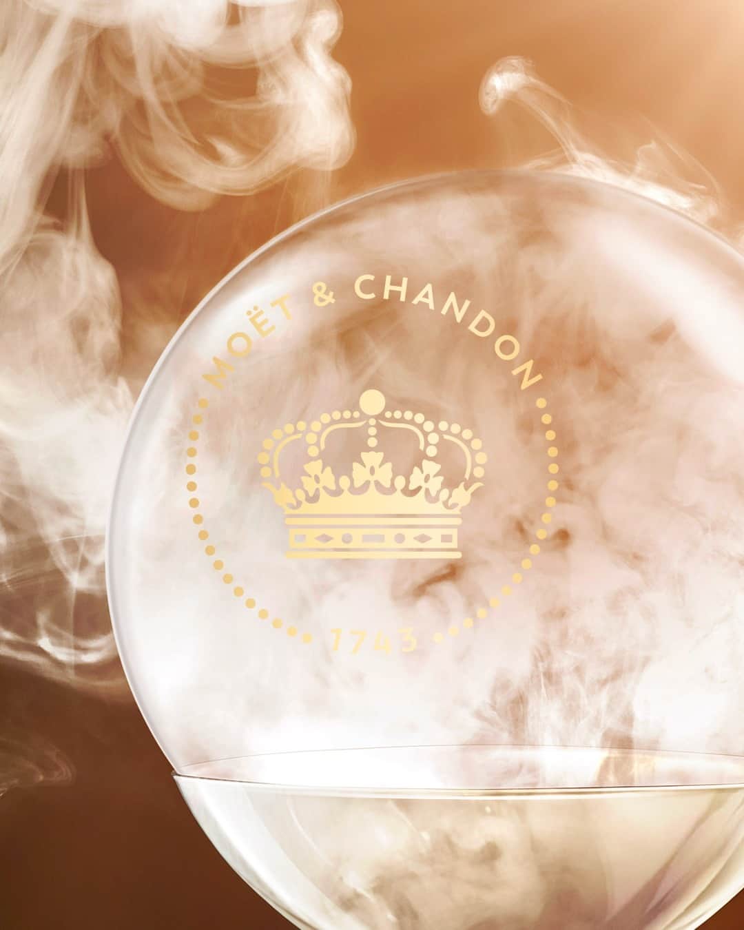 Moët & Chandon Officialのインスタグラム：「The textures of A Tale of Light. Indulge in the long and full-bodied palate of Grand Vintage Collection 2006 with its well-developed ripeness, and dry, toasted and smoky notes that give way to fruit on aeration. ⁣ ⁣ #GrandVintage #MoetChandon⁣ ⁣ This material is not intended to be viewed by persons under the legal alcohol drinking age or in countries with restrictions on advertising on alcoholic beverages. ENJOY MOËT RESPONSIBLY.」