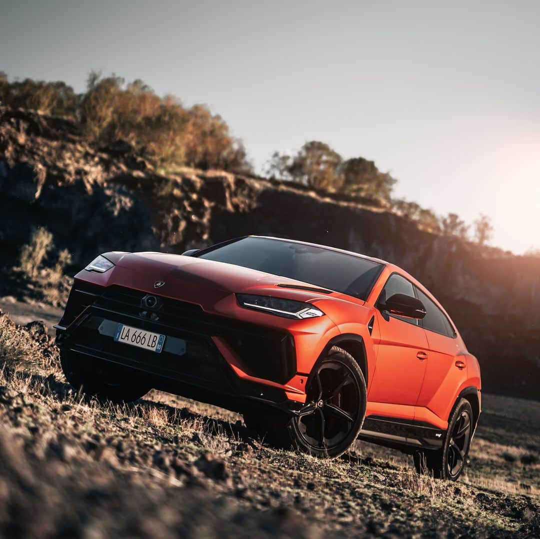 ランボルギーニのインスタグラム：「When it comes to raising the bar, Urus S doesn’t do it only with performance. It does it with lifestyle, too.  #Lamborghini #UrusS #ForBarRaisersOnly __ Urus S: fuel consumption combined: 14,1 l/100km (WLTP); CO2-emissions combined: 320 g/km (WLTP)」