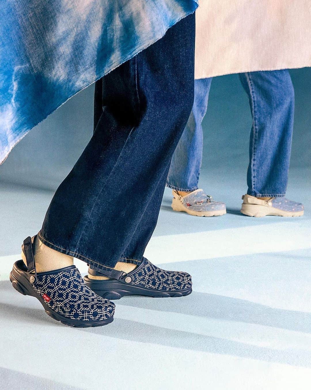 のインスタグラム：「Levi’s® x Crocs. Fusing the timeless appeal of Levi’s® denim with the innovative comfort of Crocs to redefine the possibilities of casual footwear.    Limited quantities still available at levi.com and in select stores and now available on crocs.com」