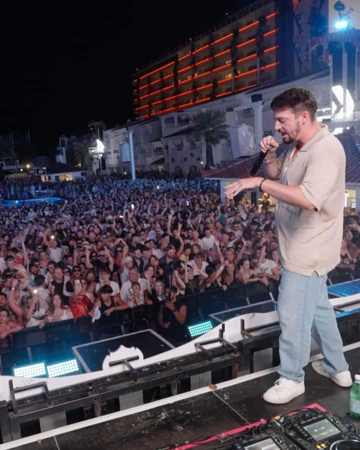 Dimitri Vegas & Like Mikeのインスタグラム：「Wednesday evening be like 🔥🔥🔥 Join us next Wednesday for the epic closing party 🚀」