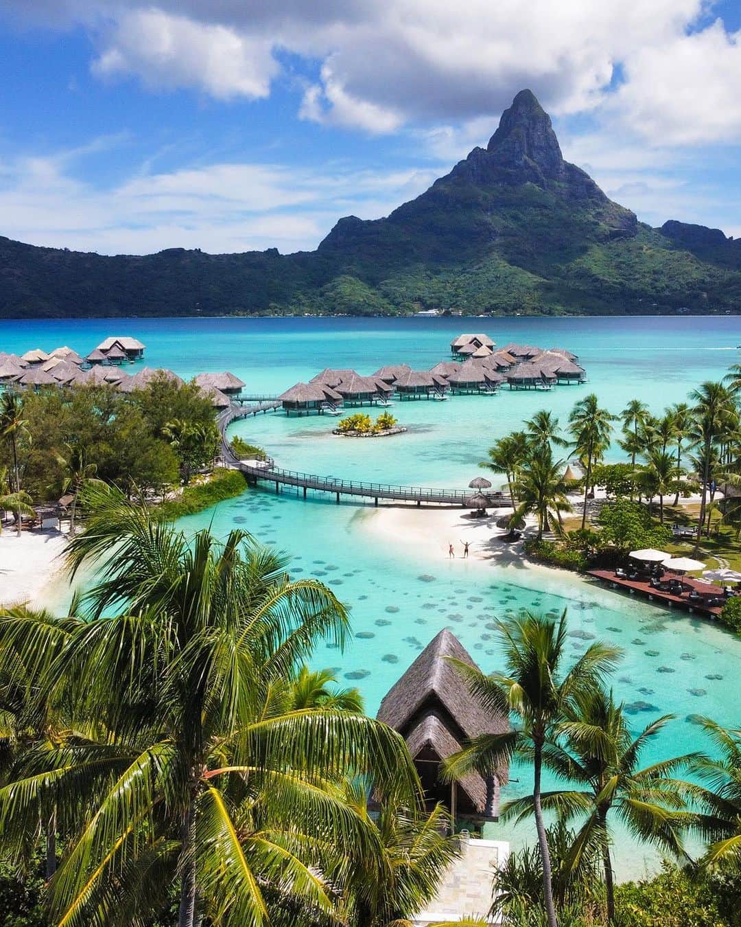 BEAUTIFUL HOTELSのインスタグラム：「@nicoserpa takes us to the tropical paradise of InterContinental Bora Bora Resort & Thalasso Spa! 🌴 Did you know that Bora Bora is often referred to as the 'Pearl of the Pacific' due to its stunning lagoon, overwater bungalows and powder-soft sand? 🌊  📽 @nicoserpa 📍 @ic_boraborathalasso, Bora Bora, French Polynesia」