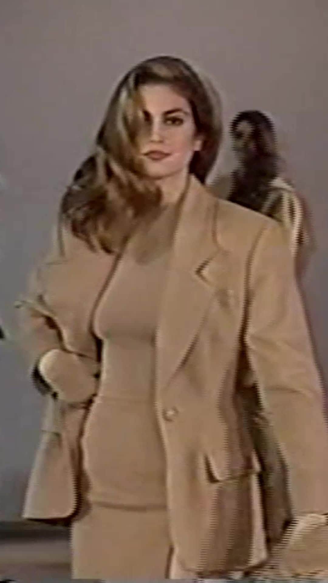 のインスタグラム：「“The first time I met Cindy, it was probably in 1986, she walked in and you knew it was a whole new chapter. Up until then, there had been a separation between print and runway models. She was different.  She had her own way of moving that was not the old school couture modeling attitude. She had the face, the personality, the confidence—it was obvious to everyone that it was the start of a new era.”   Cindy Crawford walks the Michael Kors runway in the late ‘80s and early ‘90s.   “The Super Models” docuseries premiered this week on @AppleTV. Tune in to see @CindyCrawford, Michael and more familiar faces featured.  #MichaelKors」