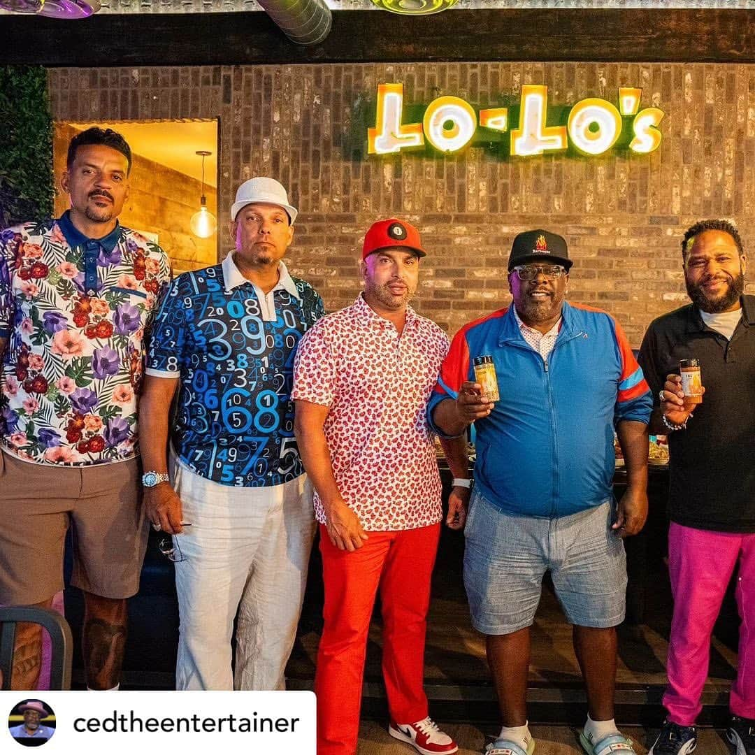 アンソニー・アンダーソンさんのインスタグラム写真 - (アンソニー・アンダーソンInstagram)「👀👀 got something biggg cookin’ up @loloschickenandwaffles   REPOST • @cedtheentertainer @loloschickenandwaffles Rolled out the red carpet… followed by fried catfish, fried chicken, rotisserie chicken, wings, macaroni and cheese, yams, greens, corn muffins, peach cobbler egg rolls, red velvet cake, banana pudding, Kool Aid and if you can believe it… even more!! Some of this delicious feast fit for a King featured our @acbarbeque signature rubs… but you’ll have to stay tuned to find out!! 🤫🤔 @acbarbeque X @loloschickenandwaffles 🔥🔥🔥  @loloschickenandwaffles :  A meeting of the minds🧠 took place last night in #OldtownScottsdale at #loloschickenandwaffles 📌y'all stay tuned...」9月22日 1時14分 - anthonyanderson