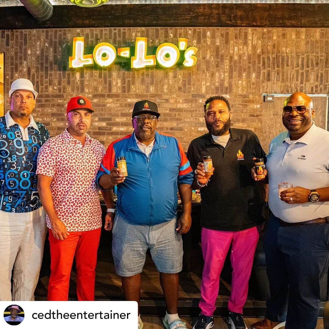 アンソニー・アンダーソンさんのインスタグラム写真 - (アンソニー・アンダーソンInstagram)「👀👀 got something biggg cookin’ up @loloschickenandwaffles   REPOST • @cedtheentertainer @loloschickenandwaffles Rolled out the red carpet… followed by fried catfish, fried chicken, rotisserie chicken, wings, macaroni and cheese, yams, greens, corn muffins, peach cobbler egg rolls, red velvet cake, banana pudding, Kool Aid and if you can believe it… even more!! Some of this delicious feast fit for a King featured our @acbarbeque signature rubs… but you’ll have to stay tuned to find out!! 🤫🤔 @acbarbeque X @loloschickenandwaffles 🔥🔥🔥  @loloschickenandwaffles :  A meeting of the minds🧠 took place last night in #OldtownScottsdale at #loloschickenandwaffles 📌y'all stay tuned...」9月22日 1時14分 - anthonyanderson