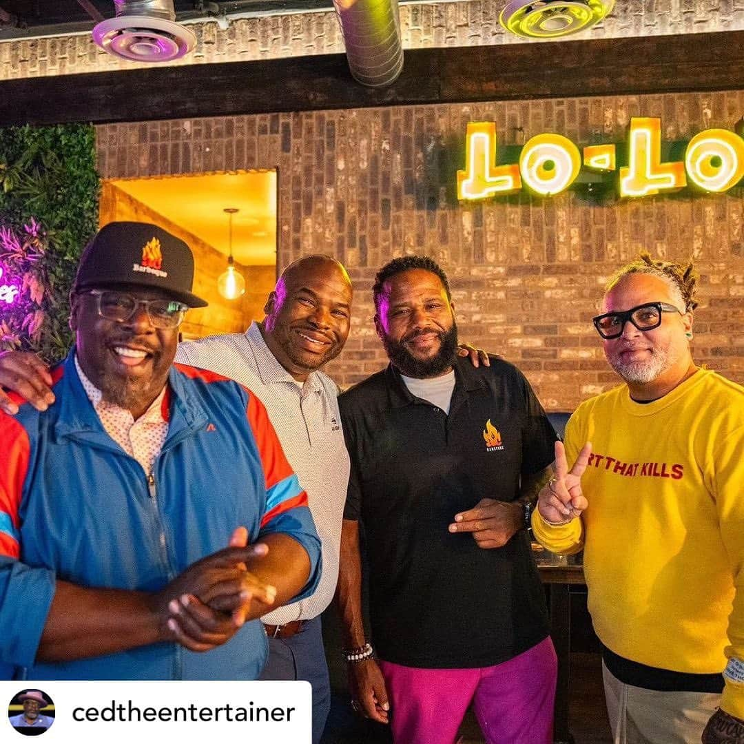 アンソニー・アンダーソンさんのインスタグラム写真 - (アンソニー・アンダーソンInstagram)「👀👀 got something biggg cookin’ up @loloschickenandwaffles   REPOST • @cedtheentertainer @loloschickenandwaffles Rolled out the red carpet… followed by fried catfish, fried chicken, rotisserie chicken, wings, macaroni and cheese, yams, greens, corn muffins, peach cobbler egg rolls, red velvet cake, banana pudding, Kool Aid and if you can believe it… even more!! Some of this delicious feast fit for a King featured our @acbarbeque signature rubs… but you’ll have to stay tuned to find out!! 🤫🤔 @acbarbeque X @loloschickenandwaffles 🔥🔥🔥  @loloschickenandwaffles :  A meeting of the minds🧠 took place last night in #OldtownScottsdale at #loloschickenandwaffles 📌y'all stay tuned...」9月22日 1時14分 - anthonyanderson