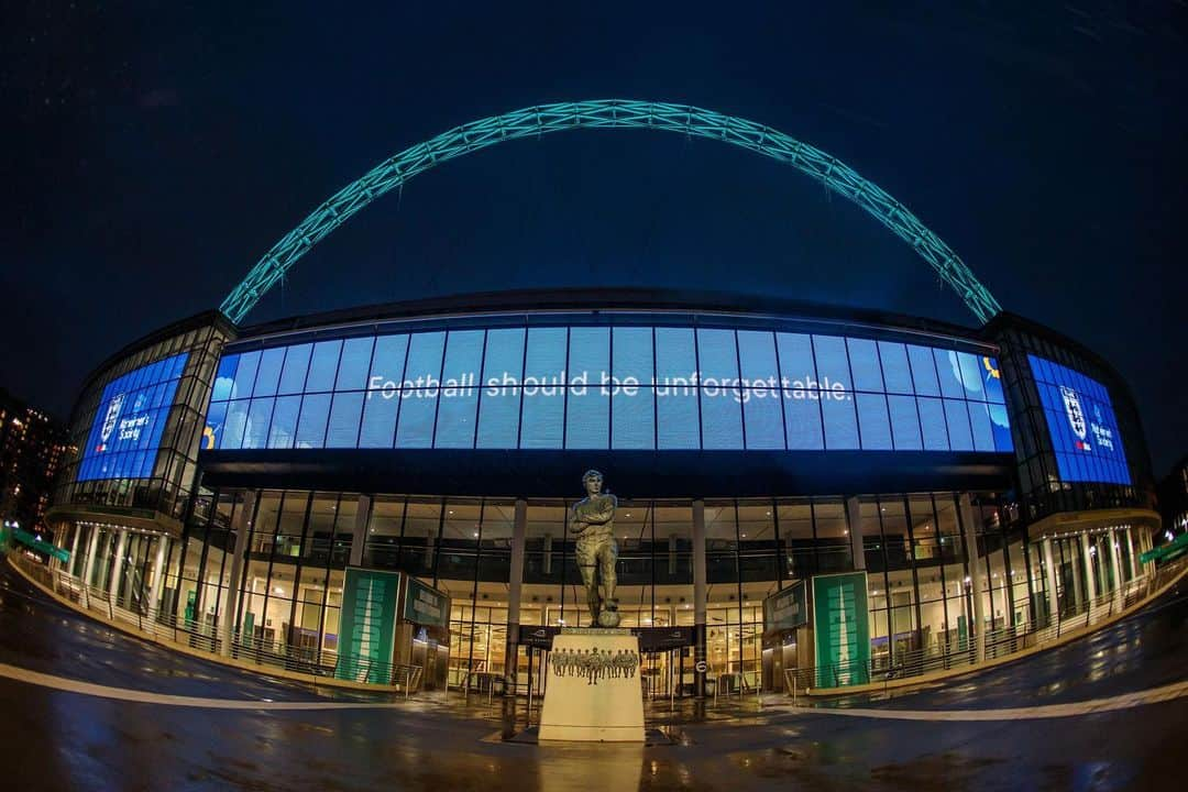 サッカー イングランド代表チームさんのインスタグラム写真 - (サッカー イングランド代表チームInstagram)「This #WorldAlzheimersDay, the Wembley arch has been lit up in the colour of our official charity partner @alzheimerssoc 🩵」9月22日 1時07分 - england