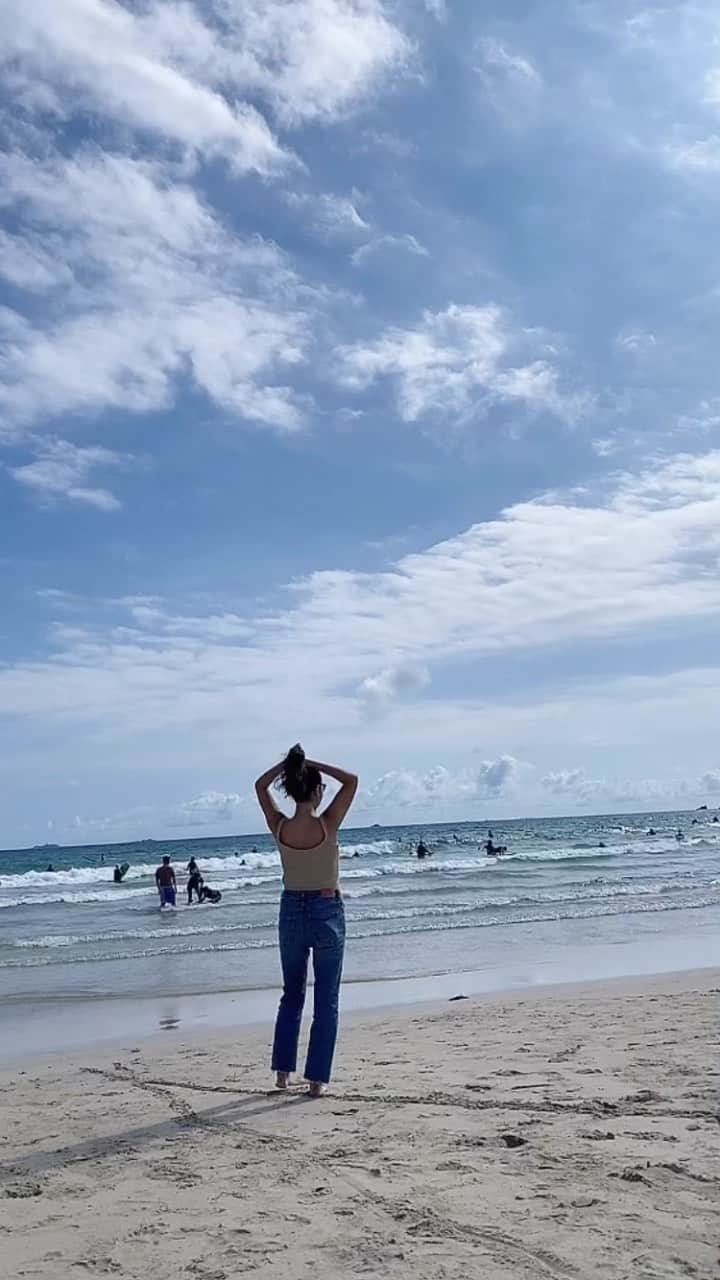 遠海まりこのインスタグラム：「18歳の夏に初めて訪れた伊豆の多々戸浜。 何回来ても感動する。 沖縄とは違う海の綺麗さを味わえる場所。  #伊豆旅行 #伊豆 #多々戸浜ビーチ#駿河湾 #静岡 #思い出がたくさん詰まった場所」