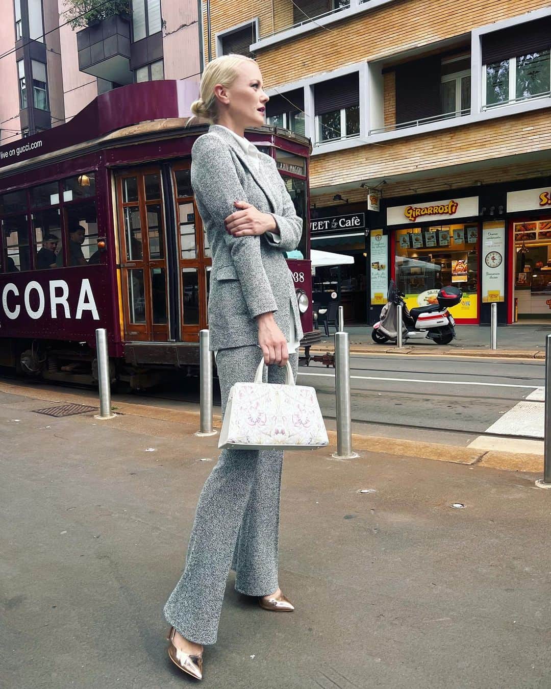 フランツィスカ・クヌッペさんのインスタグラム写真 - (フランツィスカ・クヌッペInstagram)「Milano Fashionweek ♥️ … with @aignermunich  Thank you for having me. ✨  wearing @boscana_official #suit  @aignermunich #bag Special Edition Cybill Bag Honeysuckle」9月22日 1時09分 - franziskaknuppe