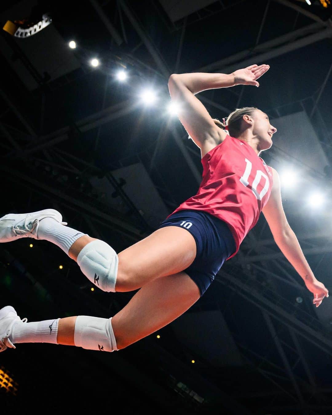 USA Volleyballさんのインスタグラム写真 - (USA VolleyballInstagram)「JORDAN LARSON 🇺🇸  Watch and enjoy these amazing 🤩 plays from the @Paris2024 Qualifier featuring one of USA’s best players.  📺 Watch live & on demand on VBTV.  ⏰ Sep 16-24 schedule - LINK IN BIO.  🏐 #CloserToParis #volleyball」9月22日 1時09分 - usavolleyball