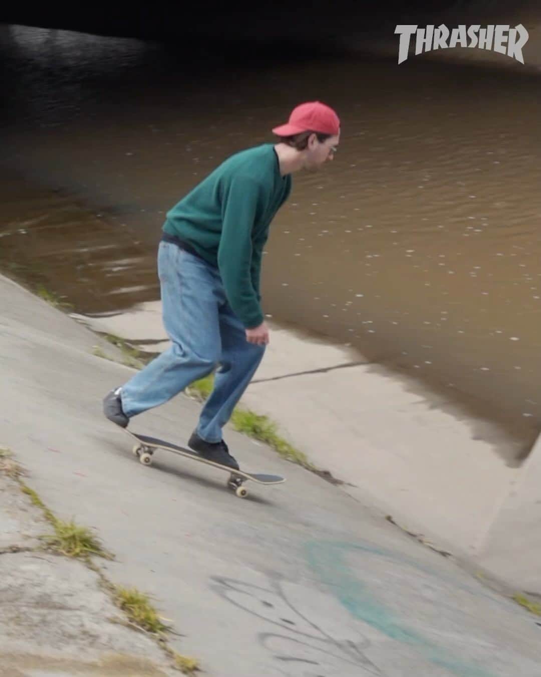 スラッシャーのインスタグラム：「🚣🏿‍♂️ @adamdavies floats one downstream in his “4/4” part 💧 📹 @thejamesjames」