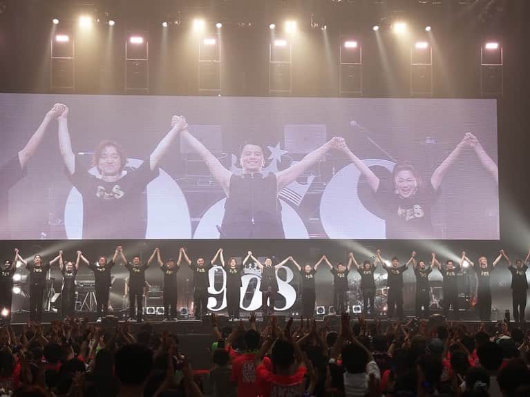 SONOMIさんのインスタグラム写真 - (SONOMIInstagram)「2023.9.14 『908festival2023』 思い出しても震えるような瞬間がいくつもあった908FES。 全て挙げると大変な事になっちゃうから特に思い出深い出来事を一つだけ書いてみます✏️  まさか石川さゆりさんにコーラスをする日が来るとは…  KREBandに入隊した頃は、 ここのこのラインをコーラスしてと指示された通りにやっていましたが 最近は私がやるべき事、やれる事、やりたい事がなんとなくわかってきたので、 第一回目の音合わせの時に私なりの手法を最大限に提示するという事を心がけています。 （生声でコーラスするのか、そしてどのラインを歌うのか、はたまたボコーダーでコーラスするのか、鍵盤を弾くのかなどなどやれる事の選択肢が沢山増えました🫡） 今回も色んな事にチャレンジしましたが、 特に思い出深いのが、 石川さゆりさんとKREさんの『愛されるために君は生まれた』という曲。 原曲にはコーラスが入っていないのです。 凛としたさゆりさんの声が際立ち、コーラスなんて不必要なのは百も承知。 でもこれは908FESの舞台。KREBandのコーラスとしてしっかりやりたい事を提示するべきだなと、なかなか気持ち的にハラハラするような葛藤の中、第一回目の音合わせの日。 この日はさゆりさん不在のリハーサルでしたが、 KREさんもその部分にコーラスを入れたらいいんじゃないかと思っていたと心強い意見をいただき、 いざ迎えたさゆりさんが入っての初めてのリハーサル。 なかなか震えたのを覚えています。 「素敵なコーラスを入れてくれてありがとう」と笑顔でおっしゃってくれた。 さゆりさんの声に自分の声が重なっているのをイヤモニから聞こえただけで感動でしたが、 コーラスを気に入っていただき、 さらに会場で見てくださっていた方にこの曲のコーラスがすごく良かったという言葉をいただき、提案する事を恐れず、チャレンジして良かったぁと心底思いました。 色んなことに通ずるなぁと背筋を伸ばし教訓といたします。  応援してくださった皆さんありがとうございました🫶🏻  #908FES2023 #KREVA #石川さゆり #三浦大知 #KICKTHECANCREW #AKLO #KREBand」9月22日 1時10分 - song_chang